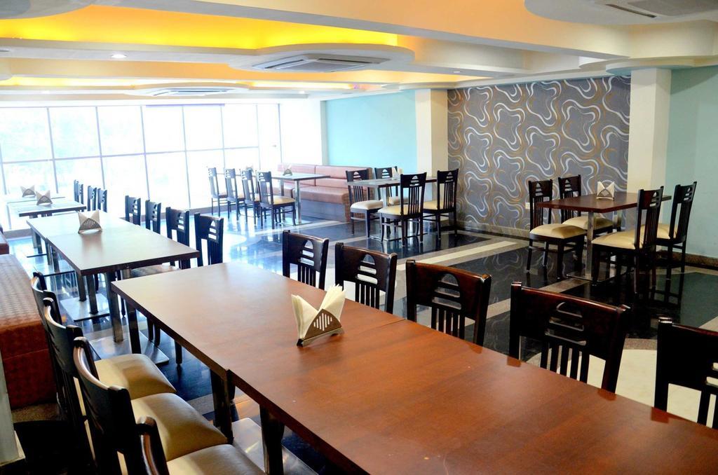 Geetika Galaxy Hotel Kanpur Extérieur photo
