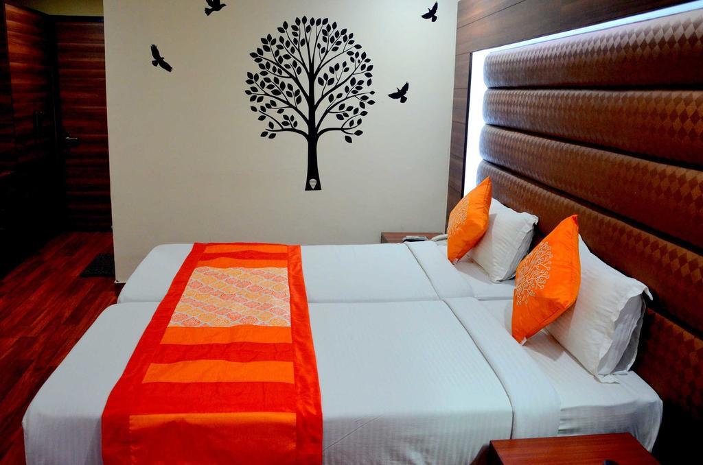 Geetika Galaxy Hotel Kanpur Extérieur photo