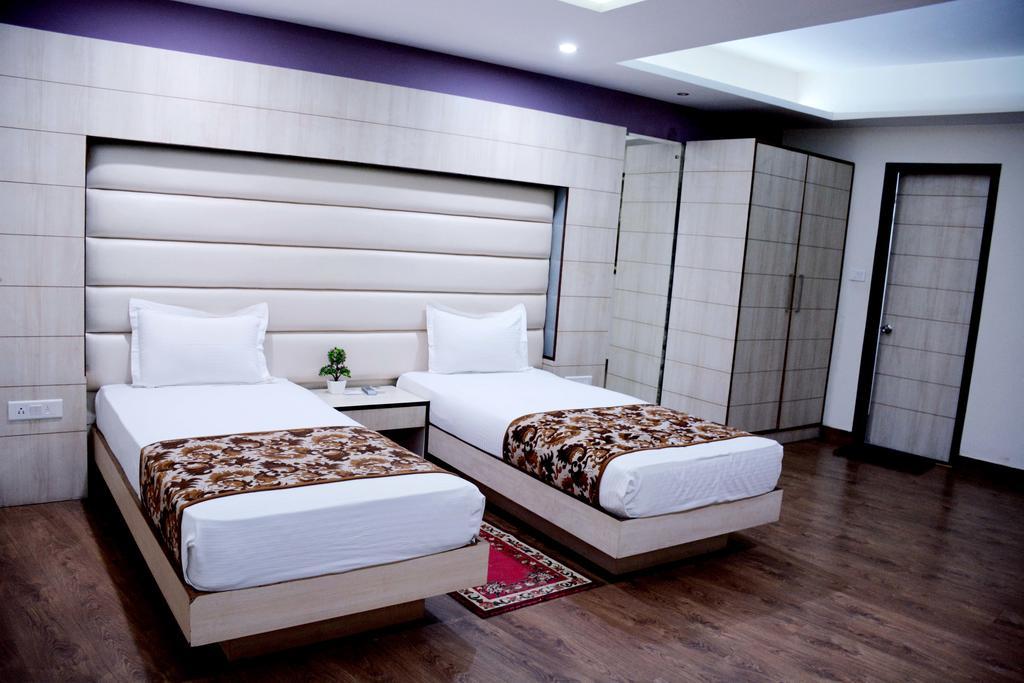 Geetika Galaxy Hotel Kanpur Extérieur photo