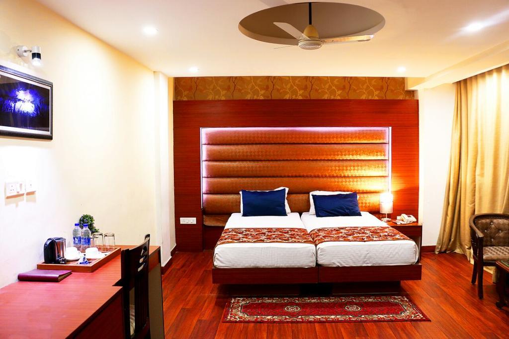 Geetika Galaxy Hotel Kanpur Extérieur photo